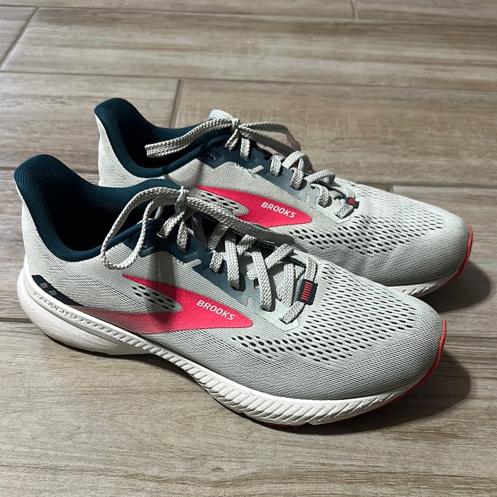 Women's Launch 8
Size 9
In great condition!